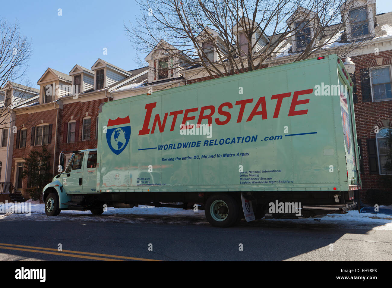 Interstate camion de déménagement en face de townhouses - USA Banque D'Images