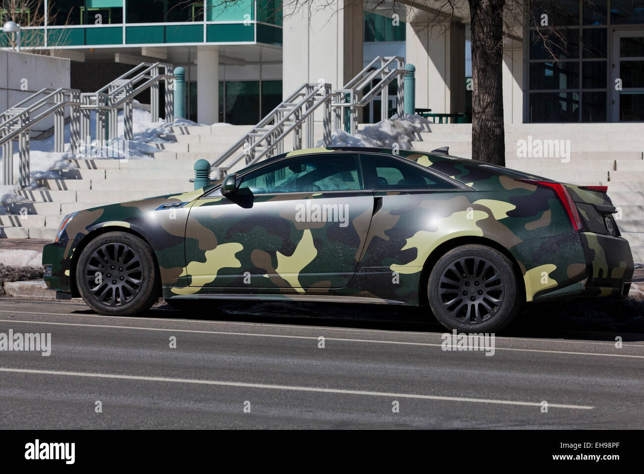 Voiture avec motif de camouflage militaire wrap - USA Banque D'Images