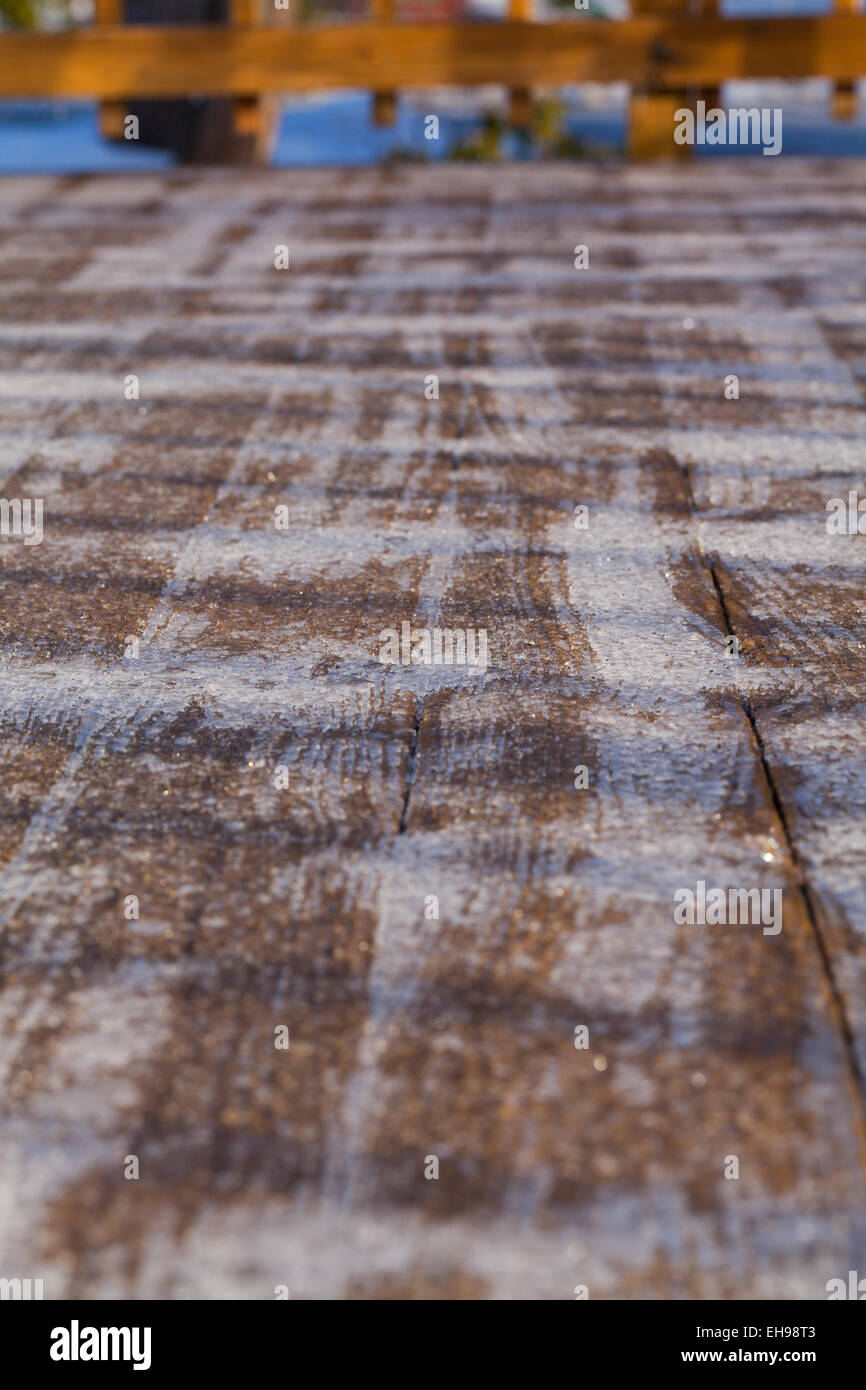 Terrasse en bois couverte de glace après la pluie verglaçante événement - USA Banque D'Images