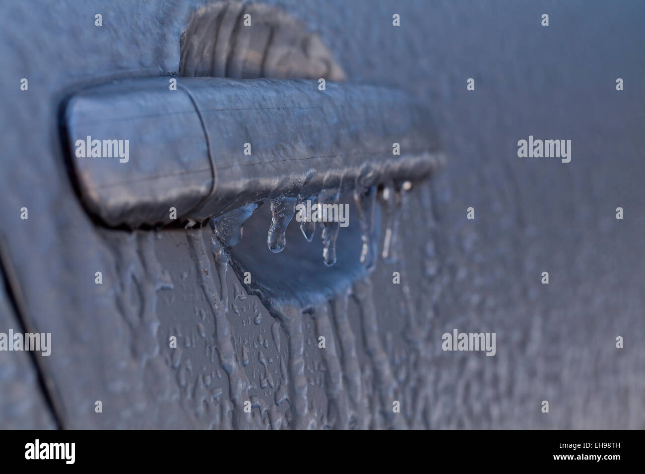 La pluie verglaçante sur poignée de porte de voiture - Virginia USA Banque D'Images