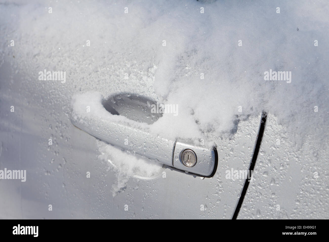 La neige sur la poignée de porte de voiture - Virginia USA Banque D'Images