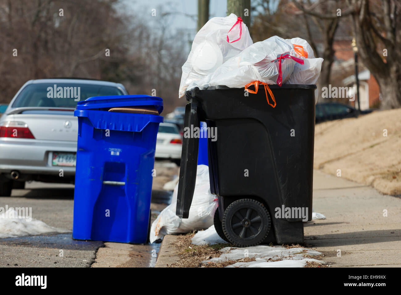 Poubelles laissés de côté pour la collecte - USA Banque D'Images