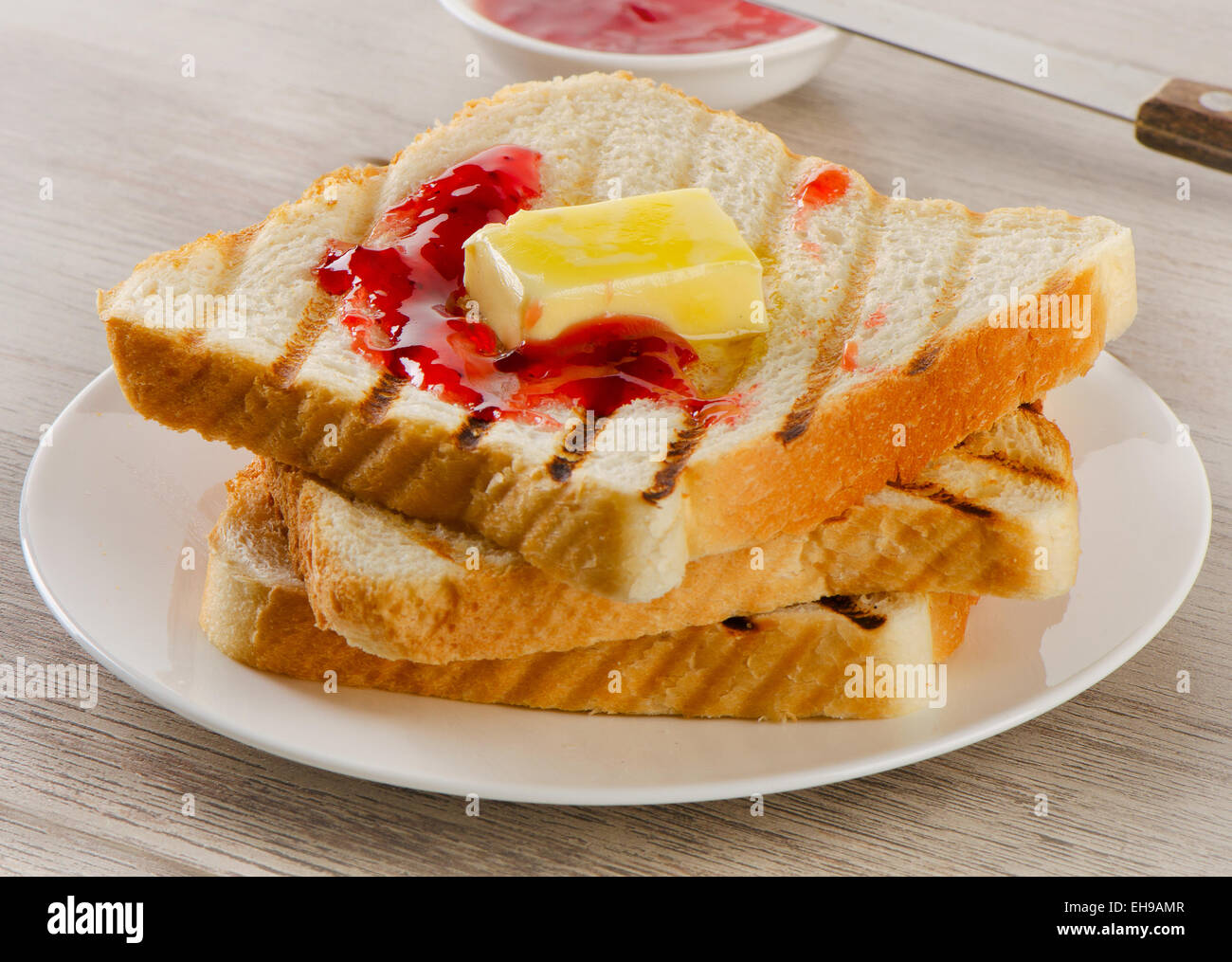 Tranches de pain grillé avec de la confiture sucrée. Selective focus Banque D'Images