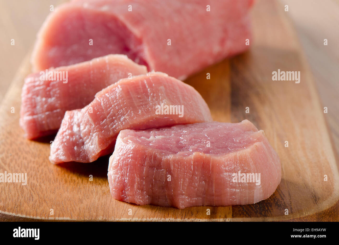 Tartare de boeuf sur une planche à découper. Selective focus Banque D'Images