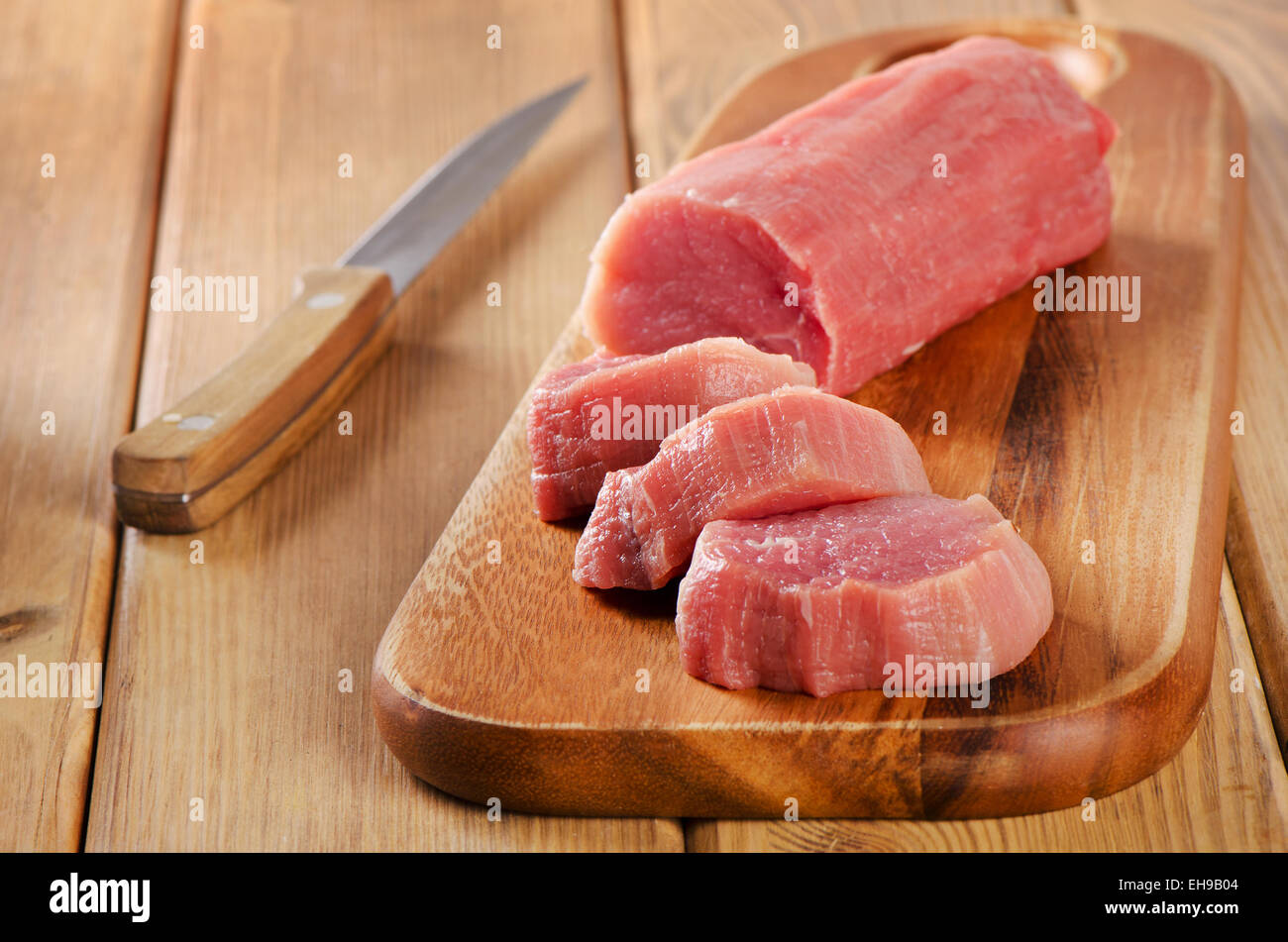 Tartare de boeuf sur une planche à découper. Selective focus Banque D'Images