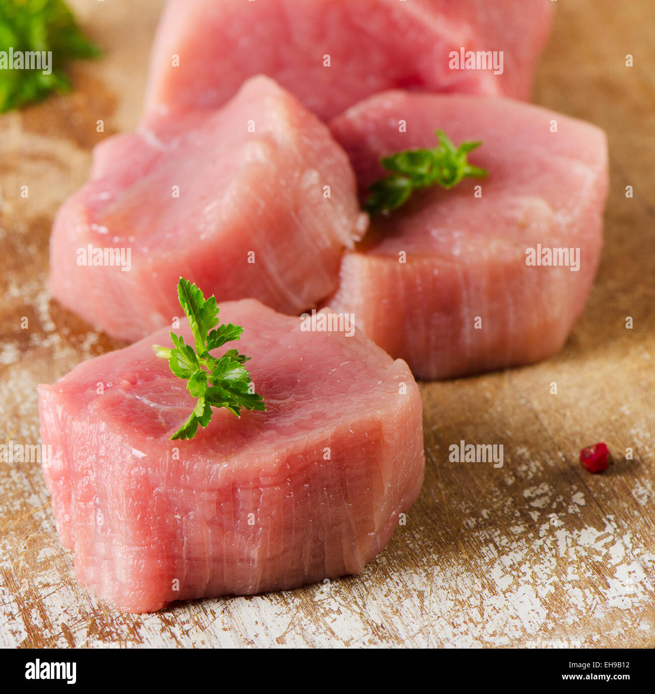 Tartare de boeuf aux herbes sur une planche à découper. Selective focus Banque D'Images