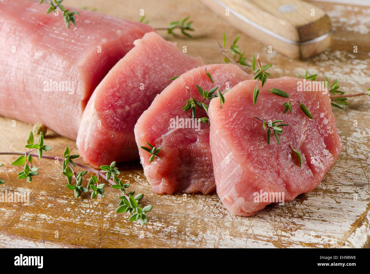 Tartare de boeuf au thym sur une planche à découper. Selective focus Banque D'Images