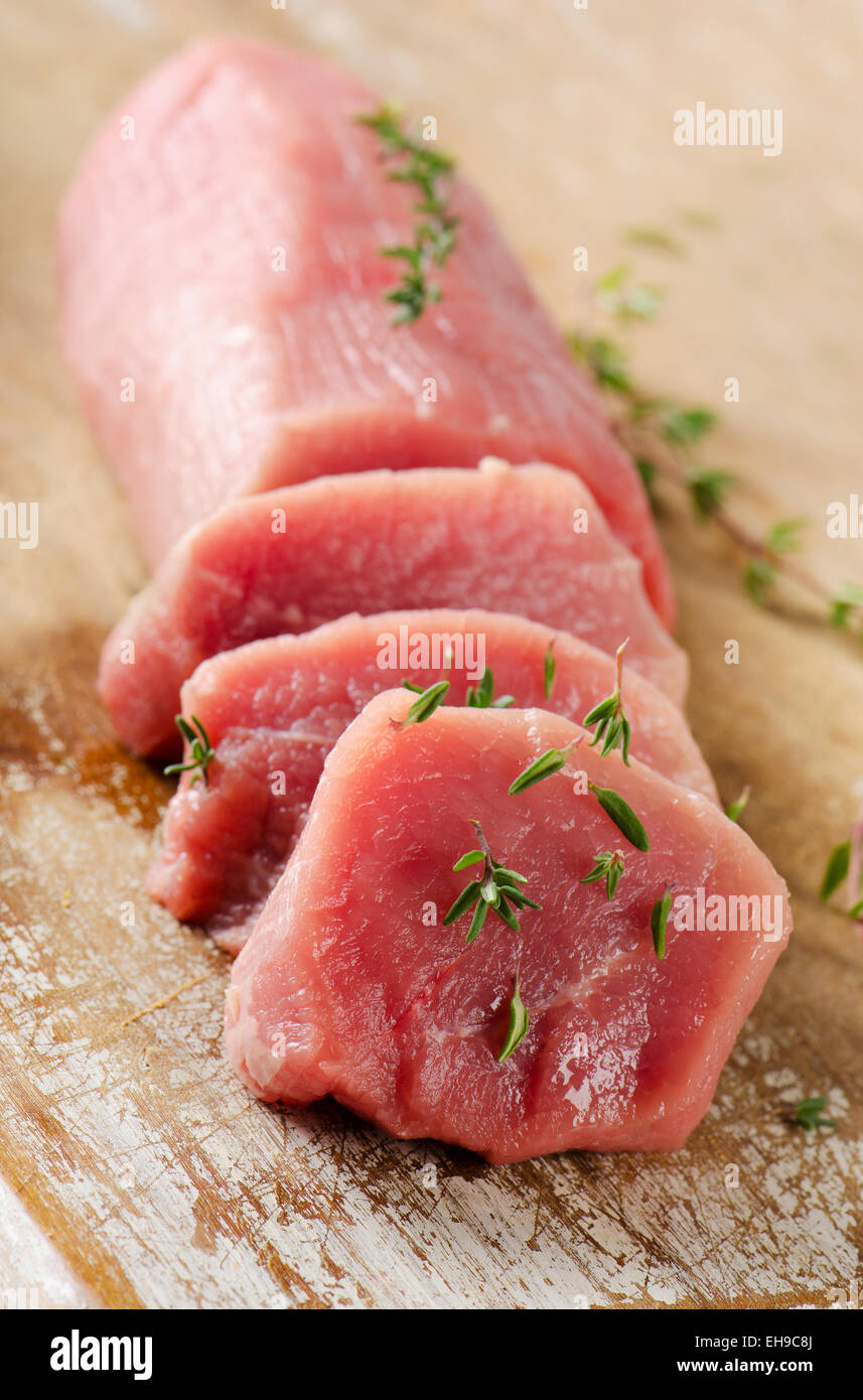 Tartare de boeuf au thym sur une planche à découper. Selective focus Banque D'Images