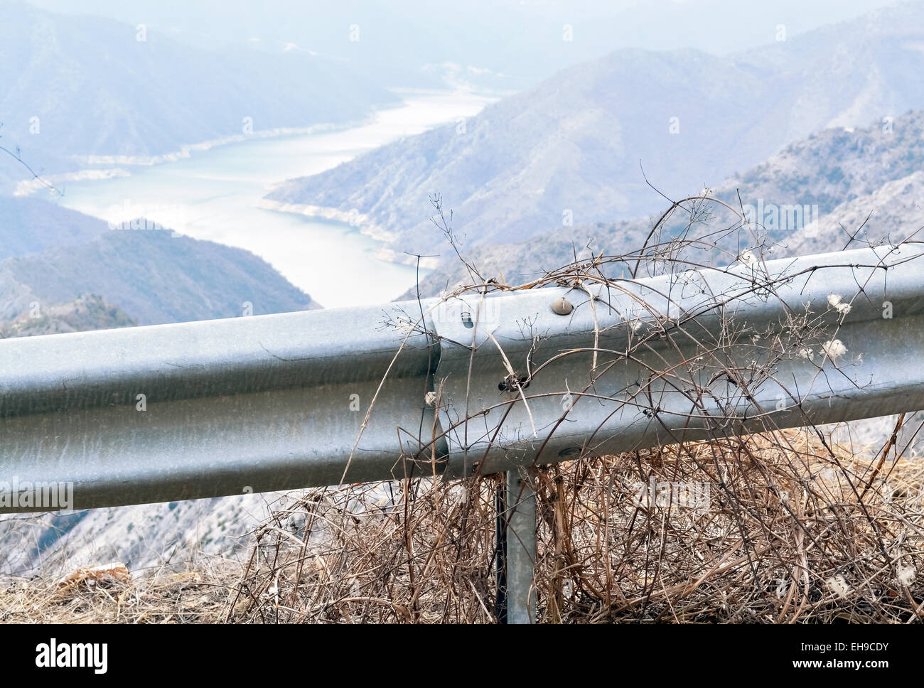 Clôture sur la route que la prévention en cas d'accident Banque D'Images