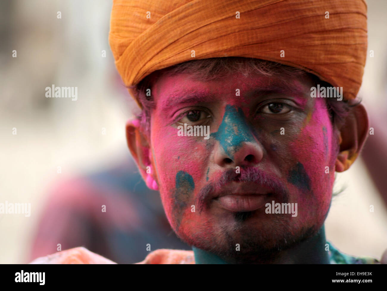 Indian Hindu célébrer Holi, festival des couleurs,festival annuel sur Mars 6,2015 à Hyderabad, Inde.fête populaire pour les Hindous. Banque D'Images