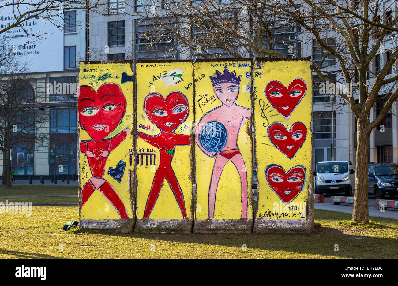 Segments du mur peint artistiquement sur la pelouse de la Potsdamer Platz, Berlin, Allemagne Banque D'Images