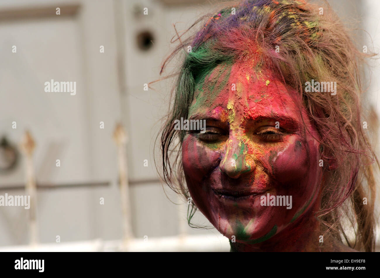 Femme hindoue célèbrent Holi, festival des couleurs,festival annuel sur Mars 6,2015 à Hyderabad, Inde.fête populaire pour les Hindous. Banque D'Images