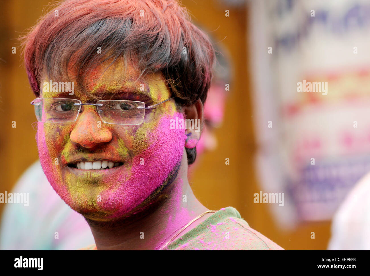 Indian Hindu célébrer Holi, festival des couleurs,festival annuel sur Mars 6,2015 à Hyderabad, Inde.fête populaire pour les Hindous. Banque D'Images