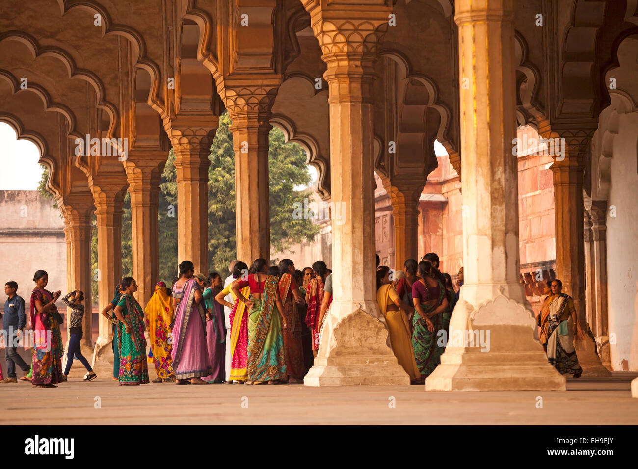 Les visiteurs dans le portique dans le Fort Rouge, Agra, Uttar Pradesh, Inde Banque D'Images