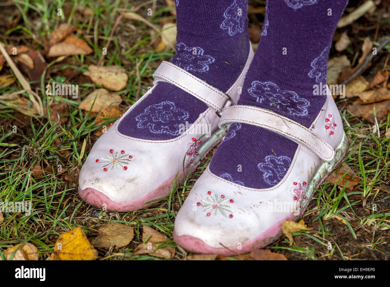 chaussures blanches pour filles et chaussettes bleues bas section Banque D'Images