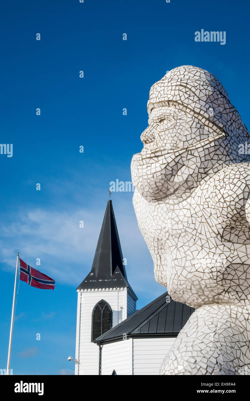 Église marins norvégiens avec Statue du Capitaine Scott Cardiff Bay Cardiff au Pays de Galles Banque D'Images