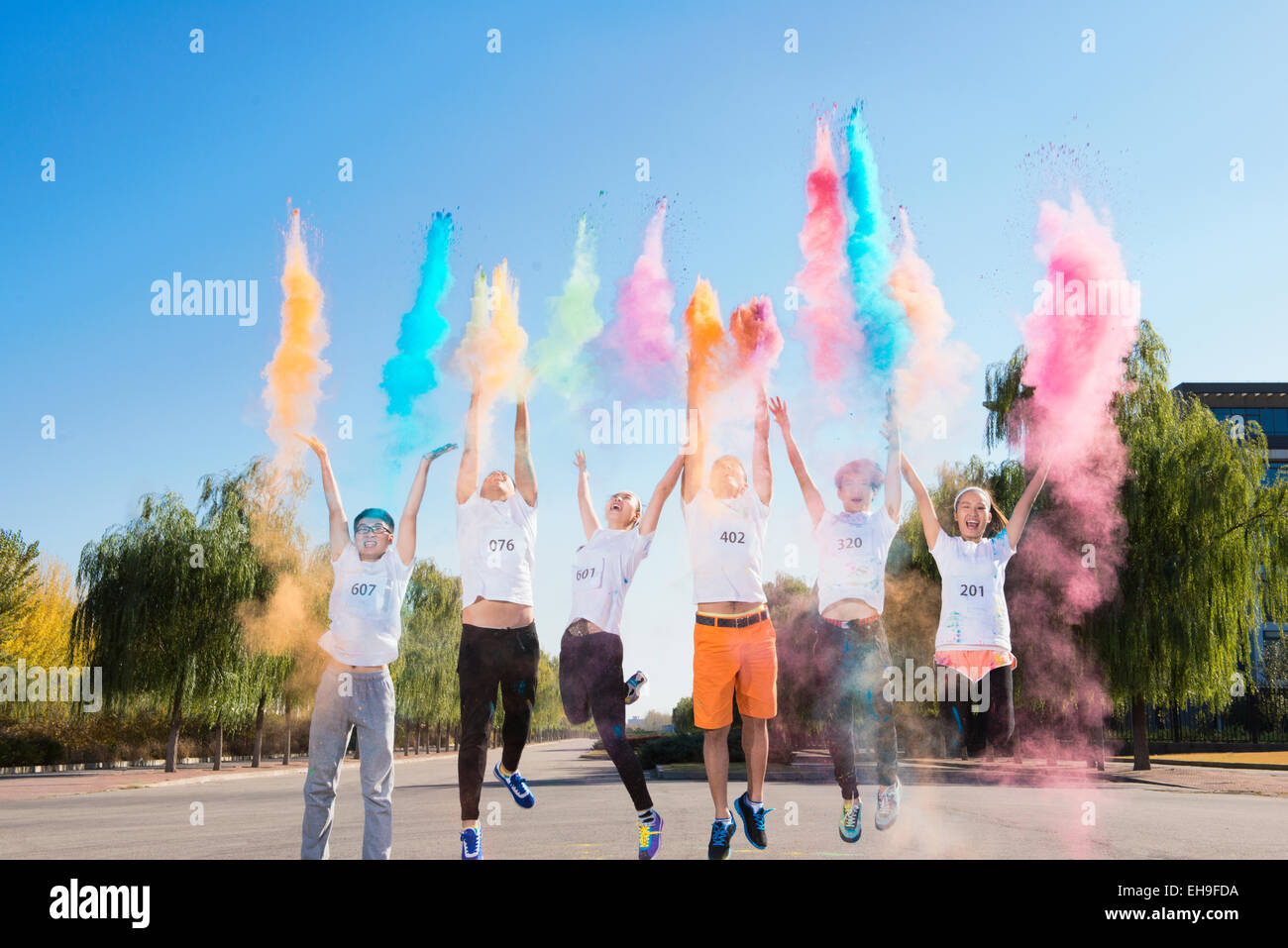 Les gens de ligne de départ de la Color Run Banque D'Images