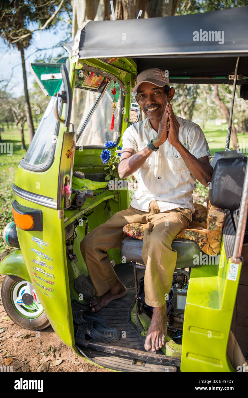 Tuk Tuk Sri-lankais, pilote d'Anuradhapura, Sri Lanka, Asie Banque D'Images