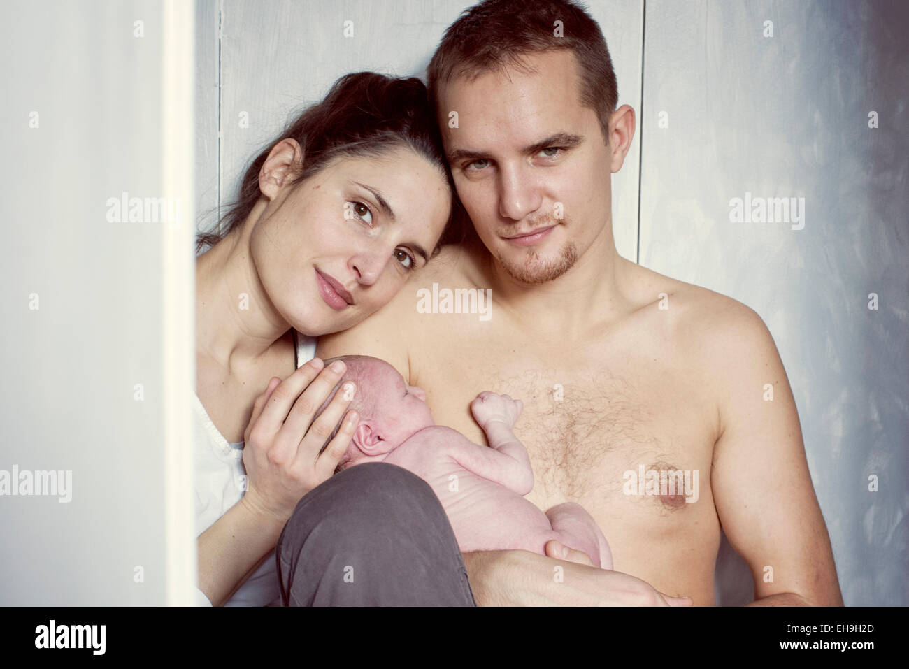 Les parents holding newborn baby, portrait Banque D'Images