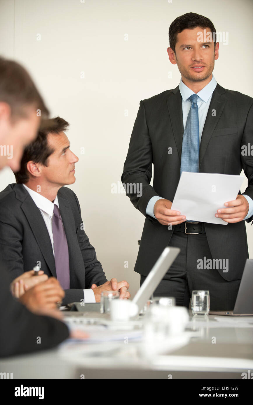 Businessman offrant des discours de motivation à répondre Banque D'Images