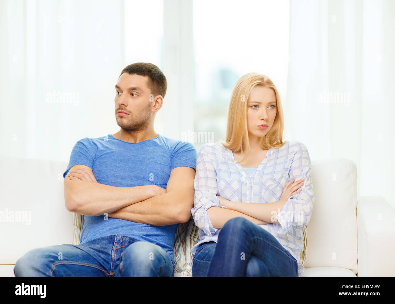 Malheureux couple having argument at home Banque D'Images