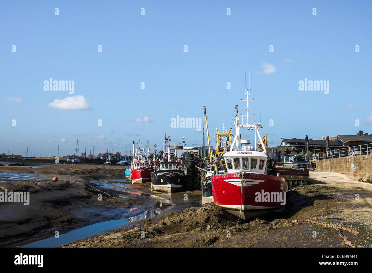 Cockle bateaux amarrés à marée basse à Leigh on Sea dans l'Essex. Banque D'Images