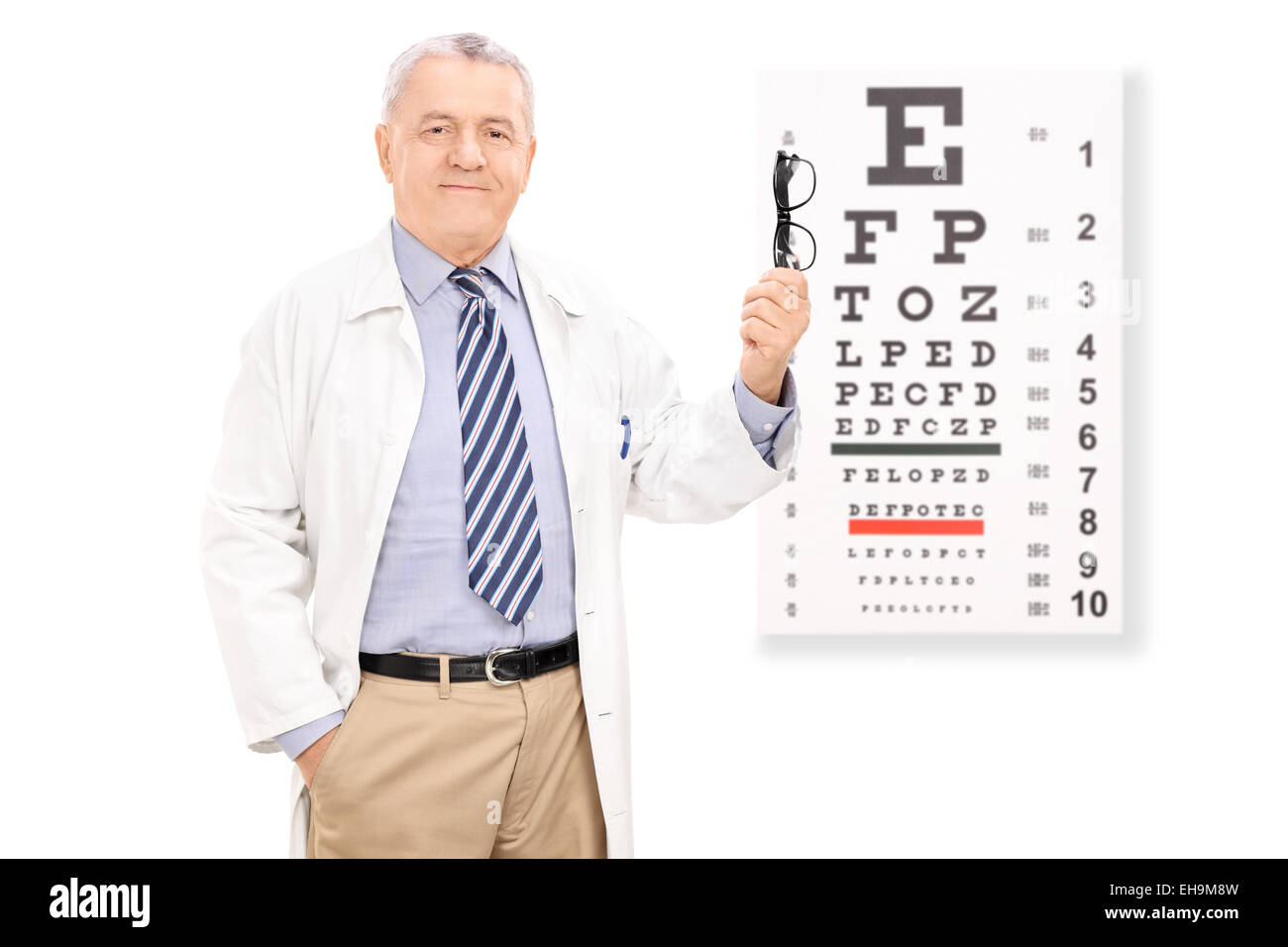 Optométriste holding glasses en face de l'isolé sur fond blanc Banque D'Images
