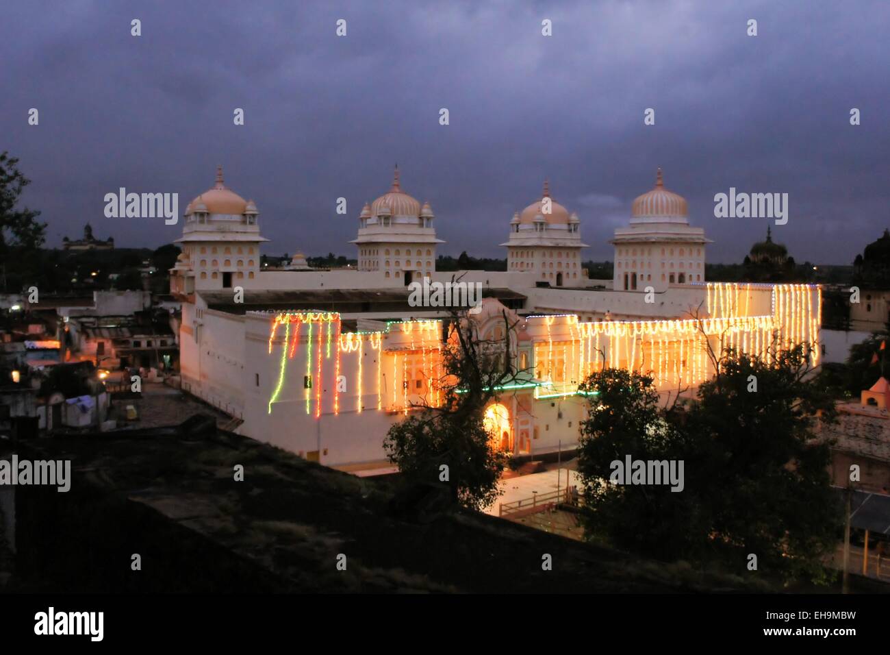 Blanc lumineux Hindu Temple Orchha, Inde Banque D'Images