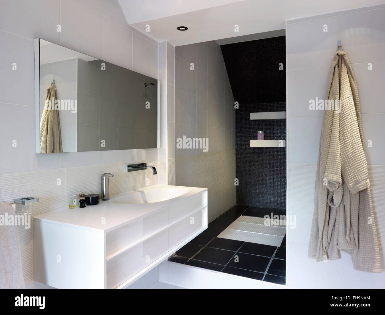 Salle de bains moderne avec lavabo, un miroir et un crochet à vêtements  dans Radinden Manor Road home, UK Photo Stock - Alamy
