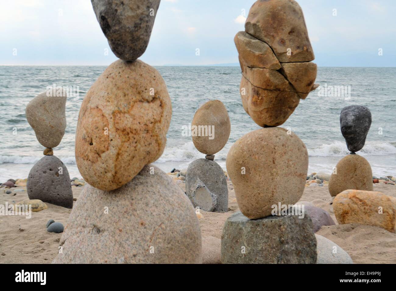 Tour De Cailloux Et De L Equilibre Zen En Mer Photo Stock Alamy