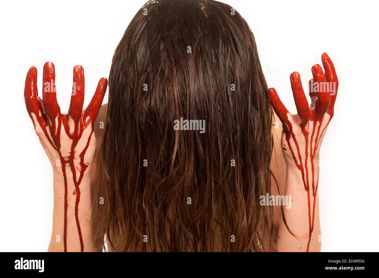 Femme après avortement avec ses mains sanglantes Banque D'Images