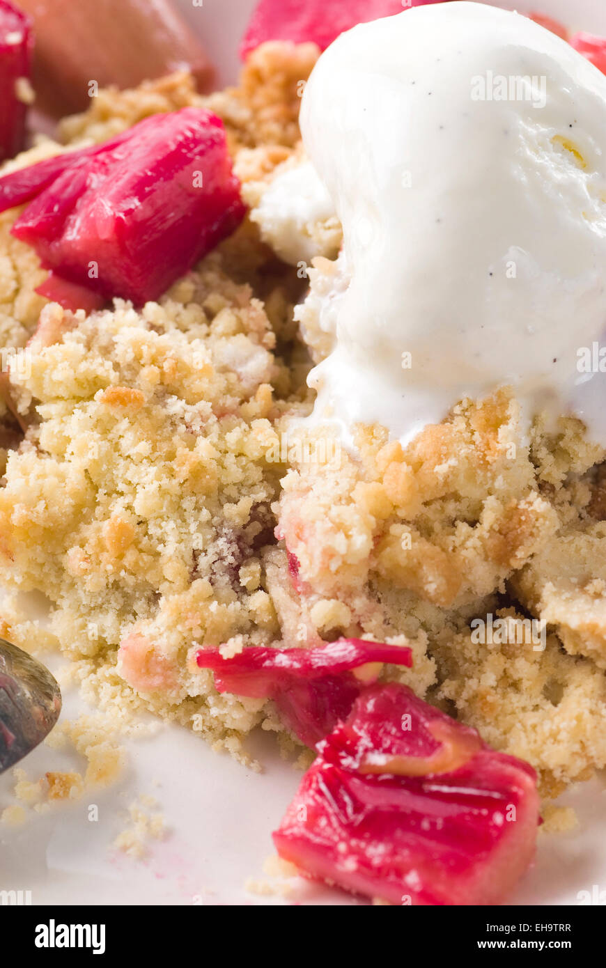 Crumble rhubarbe, glace vanille. Banque D'Images