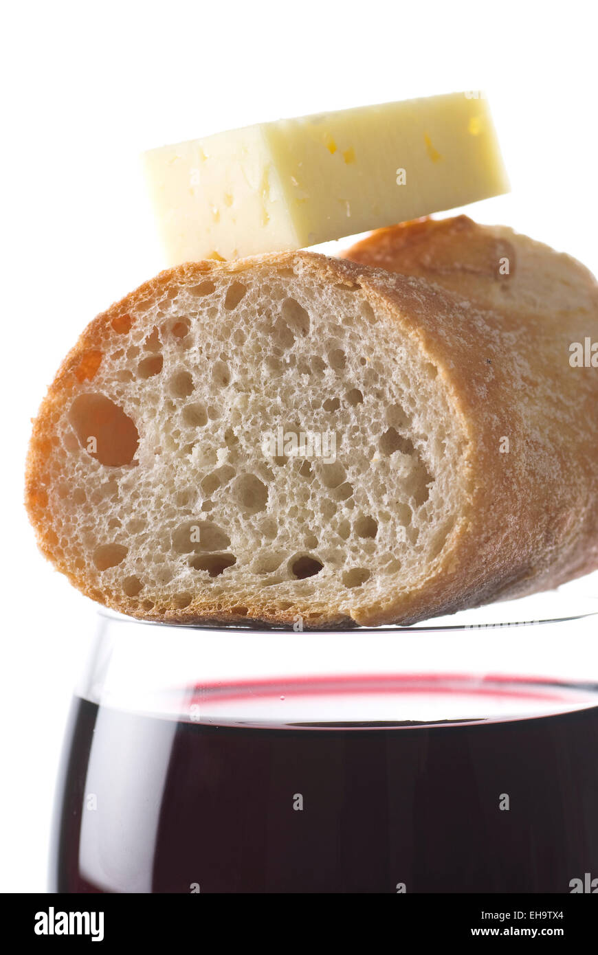 Un verre de vin avec du pain et du fromage sur le dessus. Banque D'Images