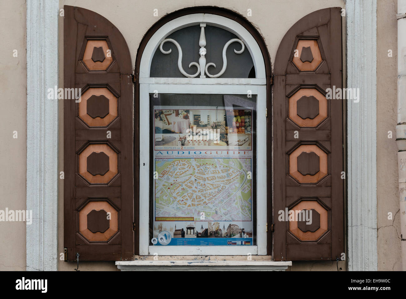 Close up de fenêtre avec volets et carte de Tallinn en fenêtre, rue Pikk, Vanalinn (vieille ville), Tallinn, Estonie Banque D'Images