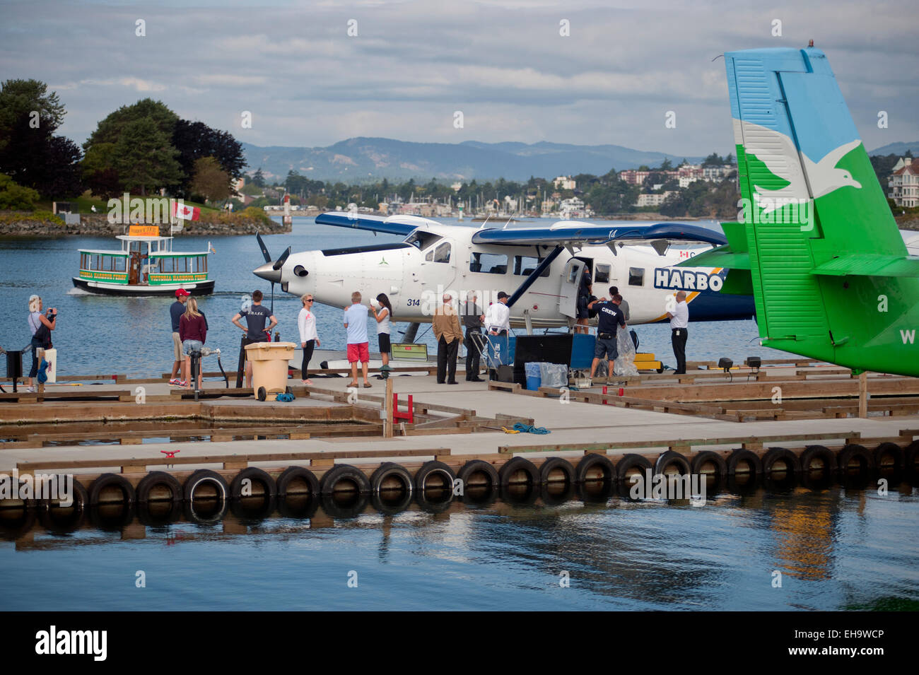 Les passagers d'avion à flotteurs et d'aéronefs à l'intérieur du havre hydravion terminal, Victoria, Colombie-Britannique, Canada. Banque D'Images