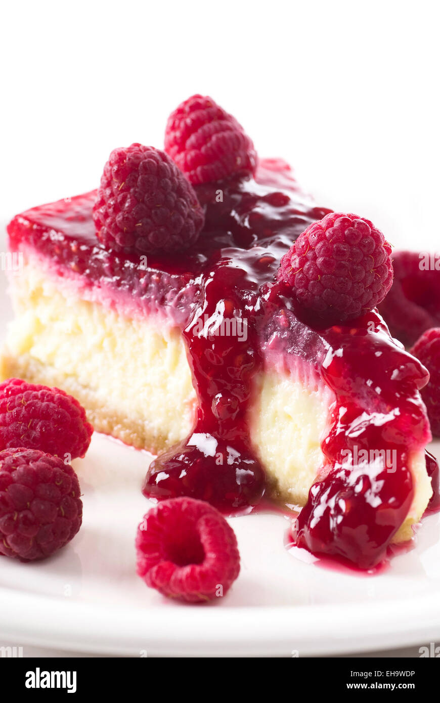 Cheesecake framboise sur une assiette. Banque D'Images