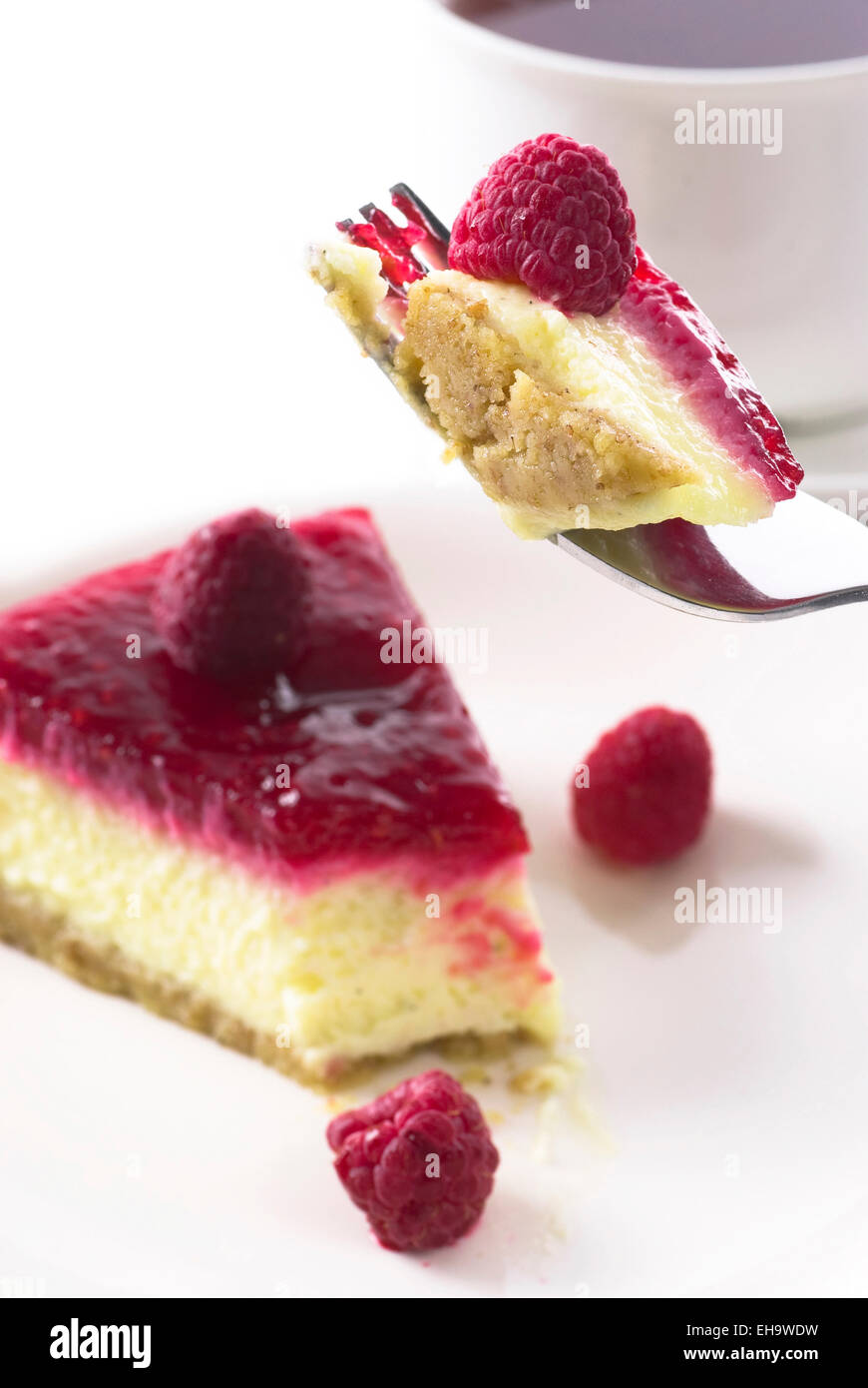 Cheesecake framboise sur une fourchette. Banque D'Images