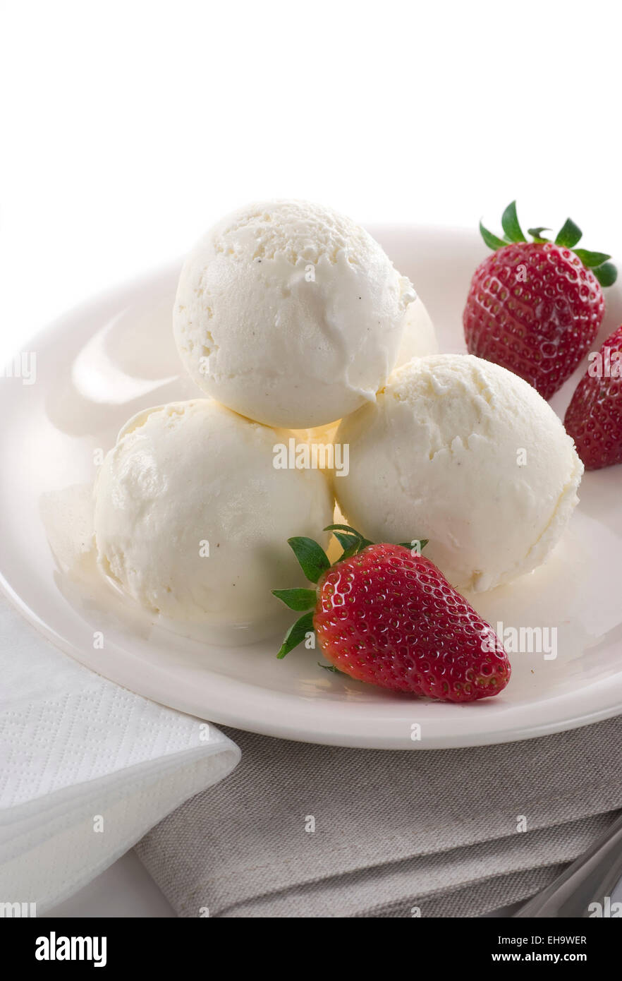 Crème glacée à la vanille avec des fraises fraîches. Banque D'Images
