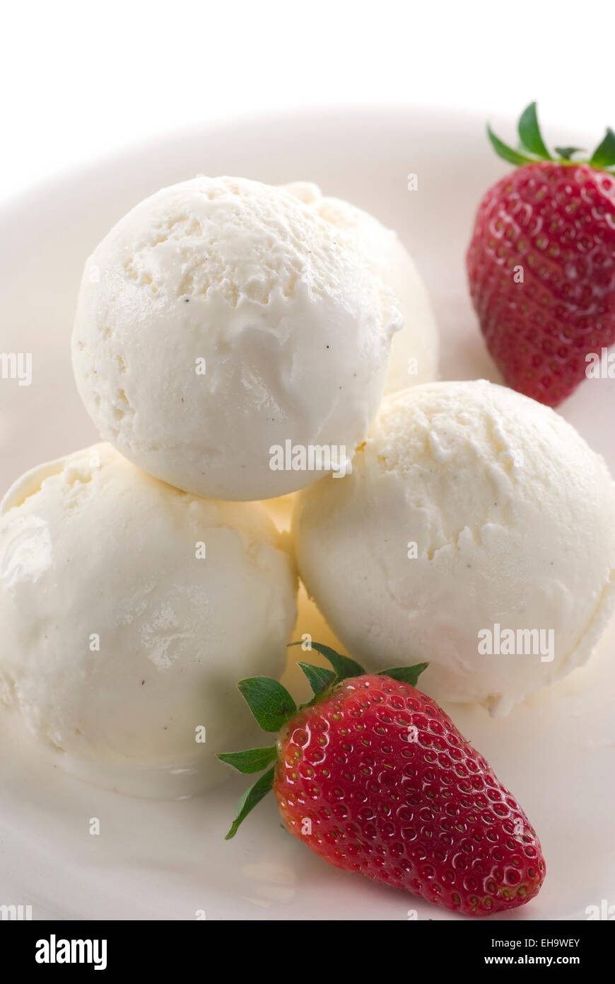 Crème glacée à la vanille avec des fraises fraîches. Banque D'Images