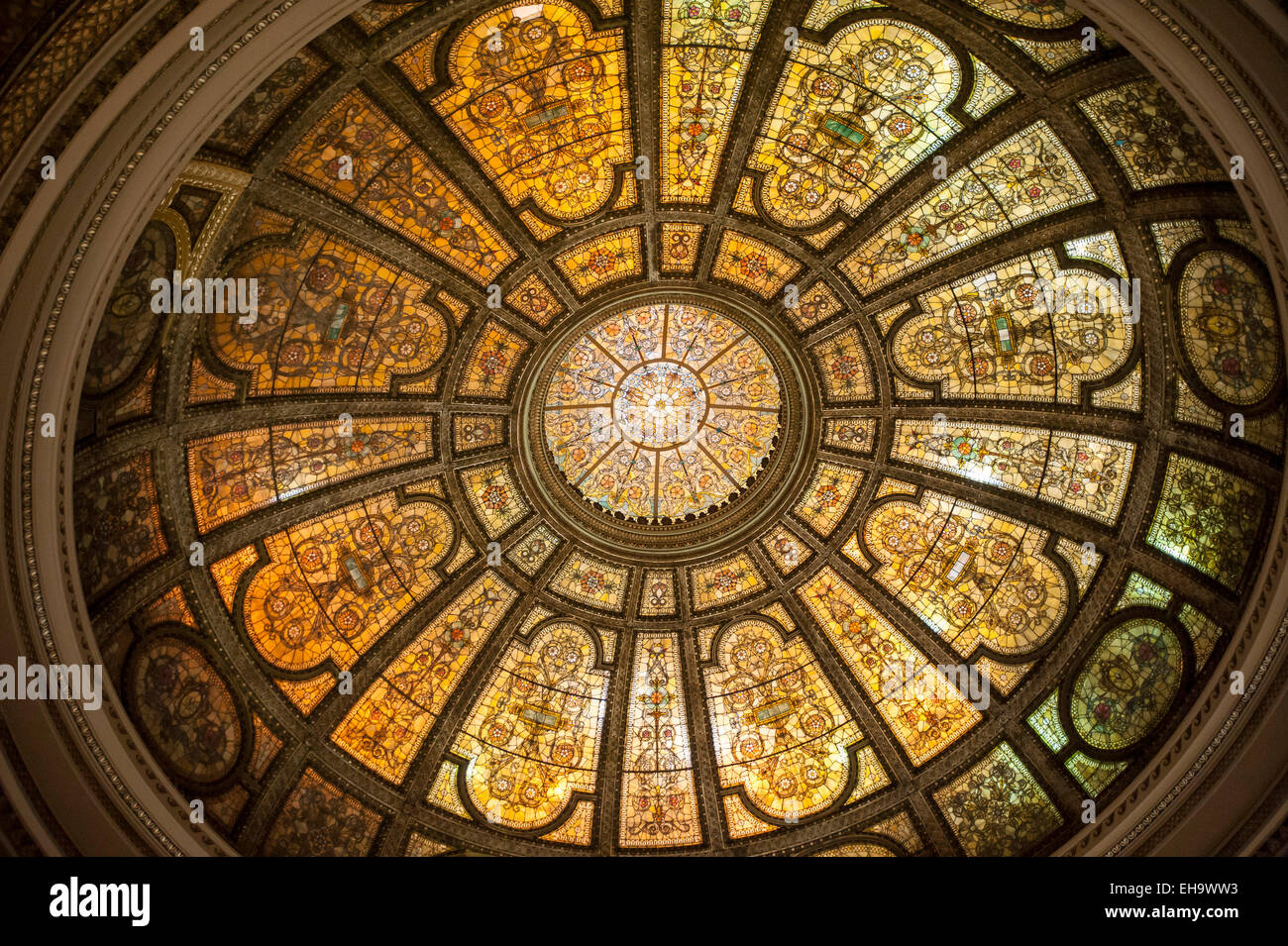 Chicago, USA. Jusqu'à la Renaissance au dôme dans le centre culturel de Chicago, qui est le foyer de deux immenses dômes en verre teinté. Banque D'Images