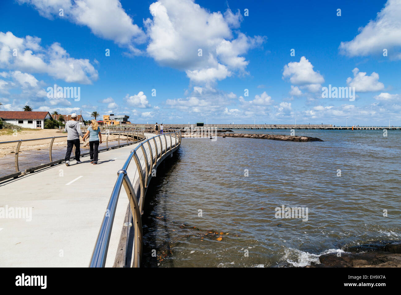 Les gens qui marchent sur la plage, promenade à Brighton Centre, Melbourne, Victoria, Australie Banque D'Images