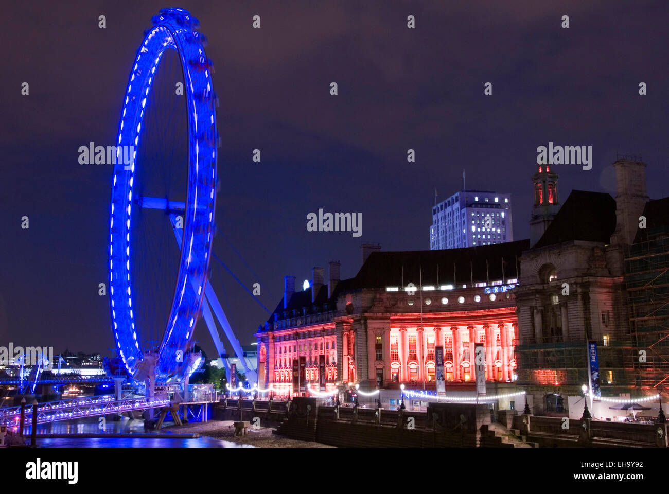 Londres, 21 août 2013 : grande roue du millénaire et London Aquarium illuminé la nuit, Londres UK Banque D'Images