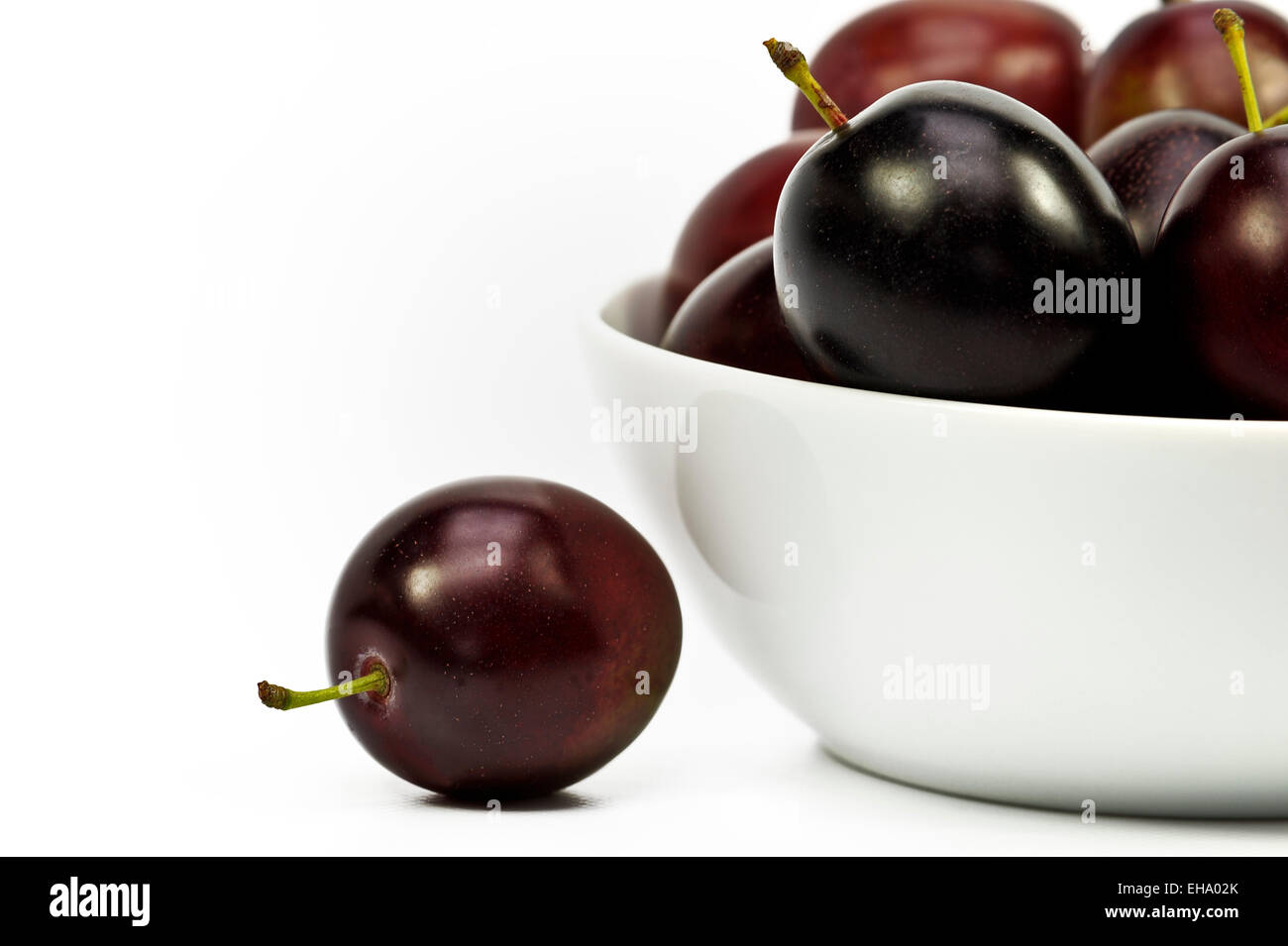 Un panier Bol de prunes fraîches Banque D'Images