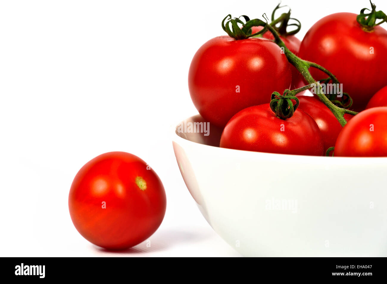 Bol de tomates mûres sur la vigne Banque D'Images