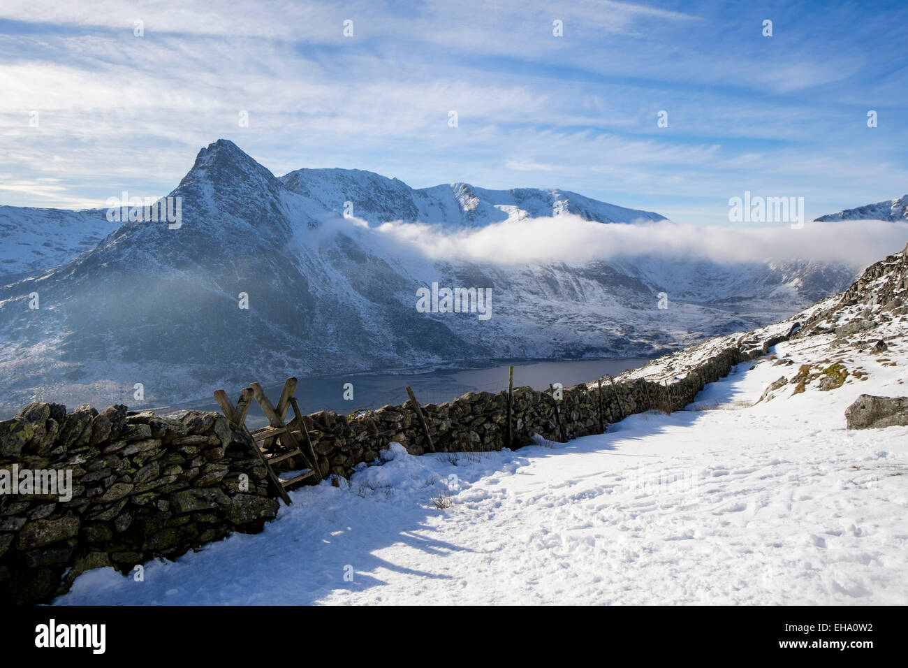 Stile de l'échelle sur mur de pierre sur le mont Carneddau Glyderau Tryfan et montagne en hiver. Ogwen Valley Parc National de Snowdonia (Eryri) Wales UK Banque D'Images