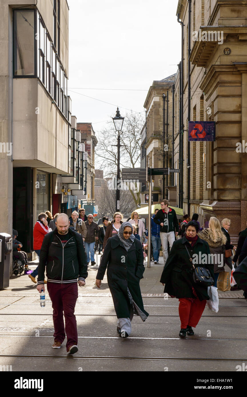 Journée très commerçante. Les individus et les familles shopping un samedi sur un high st, sur l'échange à pied, Nottingham. 7 mars 2015 Banque D'Images