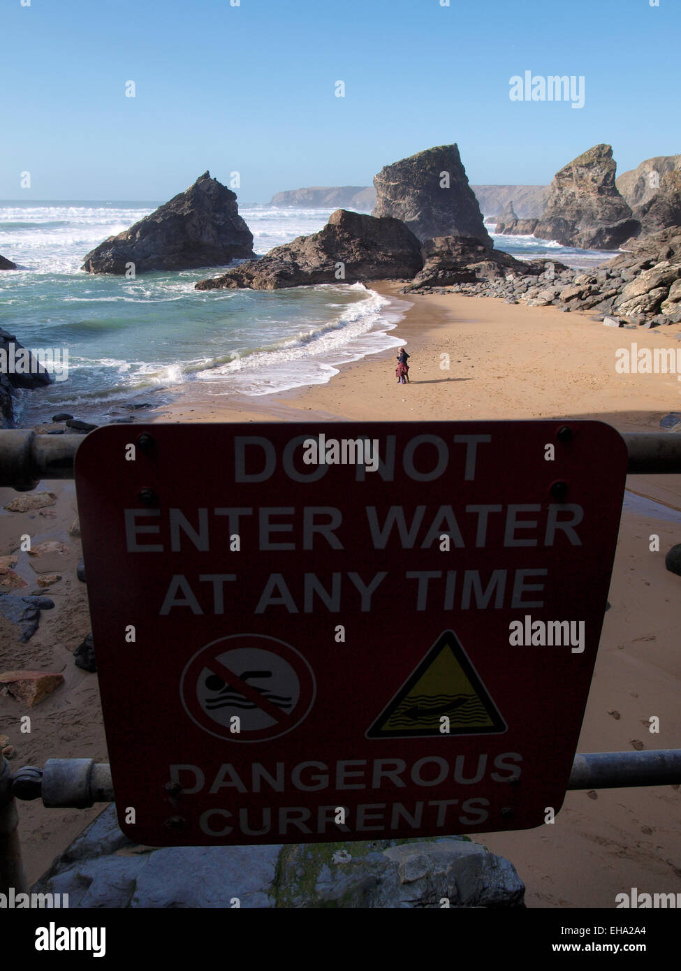 N'entrez pas dans l'eau signe sur les étapes vers le bas pour Bedruthan Steps beach, Carnewas, Cornwall, UK Banque D'Images