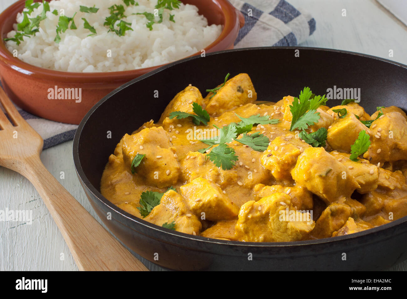 Curry de poulet avec du riz basmati et de coriandre. Banque D'Images