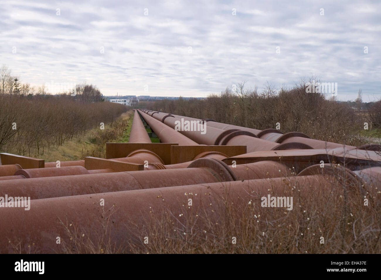 Les pipelines rouillés (chauffage urbain) près d'Aarhus, Danemark Banque D'Images