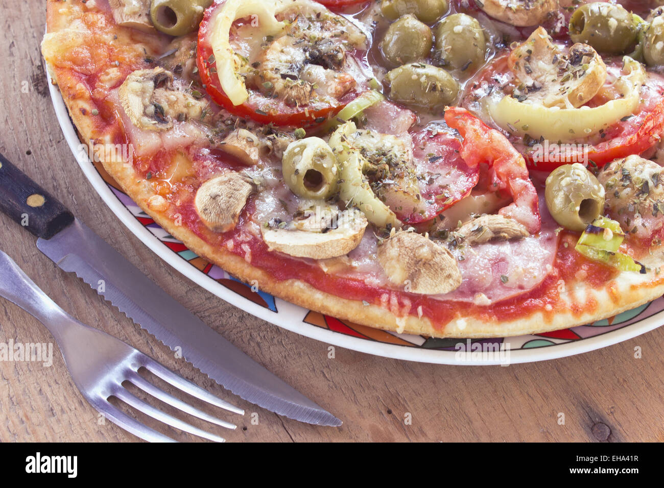 De délicieuses pizzas italiennes servi sur table en bois Banque D'Images